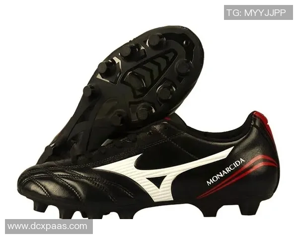 足球明星训练时选择的专业鞋款揭秘 提升表现的秘密武器